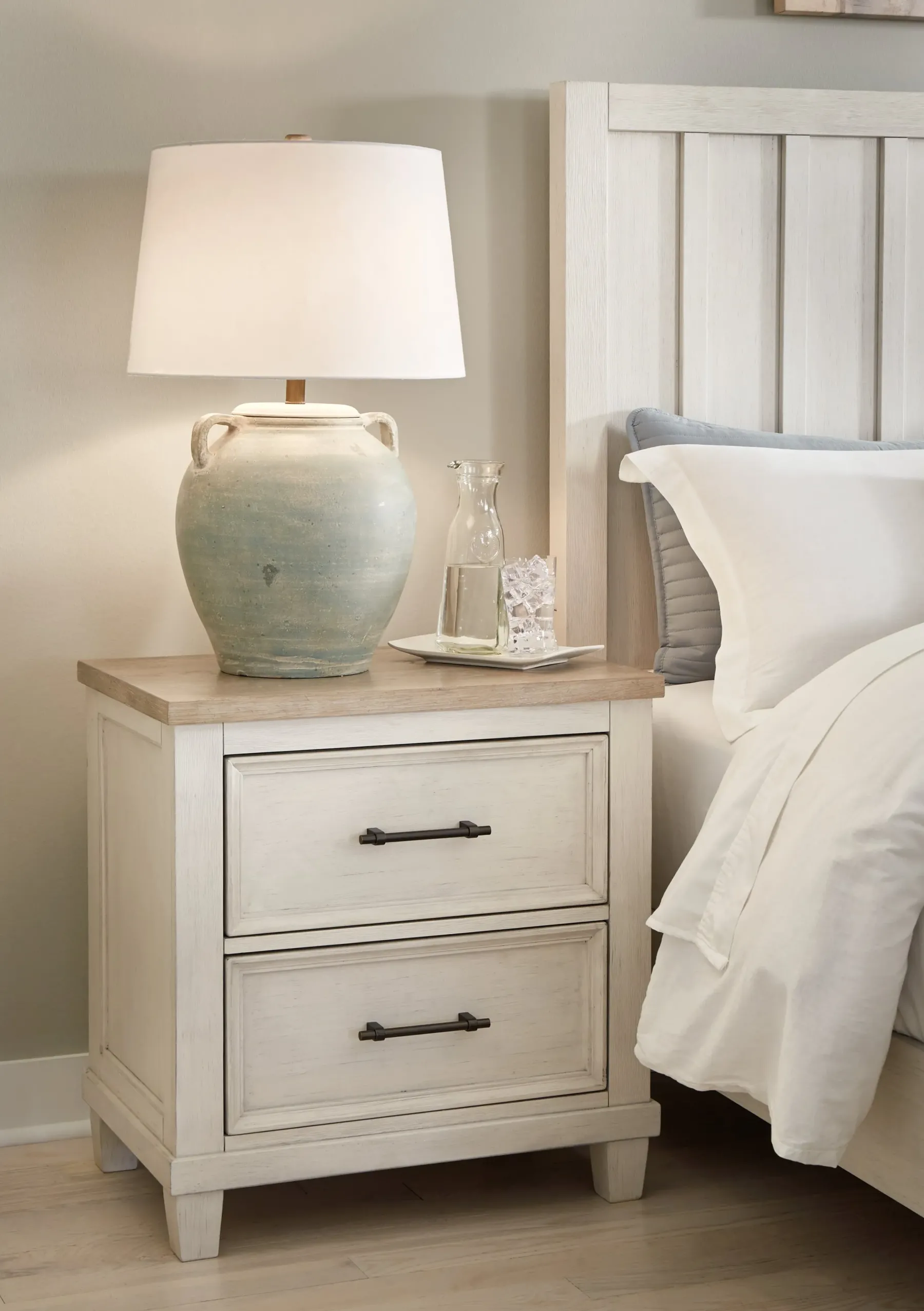 Outlet American Furniture Galleries Shaybrock 2-Drawer Nightstand